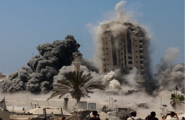 4 شهداء بقصف الاحتلال عمارة في مدينة غزة