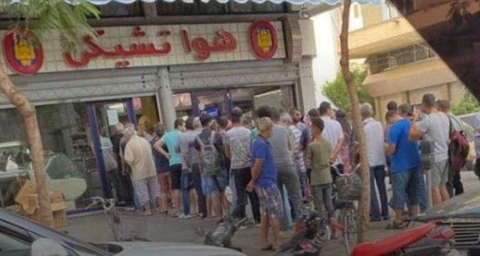 طوابير لشراء البيض في لبنان