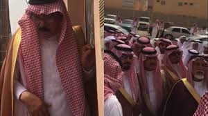 فيديو  مؤثر  ..  جاهة من شيوخ قبائل في السعودية لدفع دية شاب فلسطيني (50) مليون ريال و أمه ترفض 