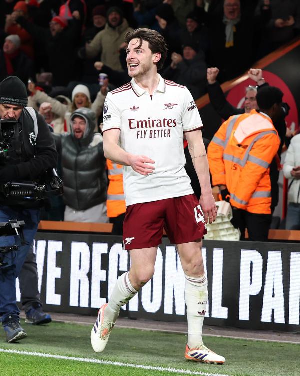 ثنائية رايس تقود آرسنال لمواصلة صدارة الدوري الإنجليزي