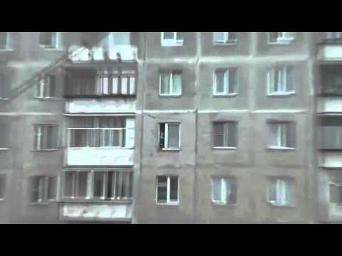 لن تصدق "طفل روسي" يقف على حافة نافذة بالطابق الثامن في روسيا "فيديو"