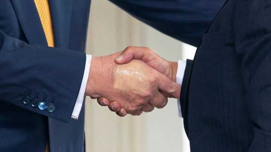 البيت الأبيض يبرّر ضمادة يضعها ترمب على يده اليمنى بـ"مصافحاته الكثيرة"