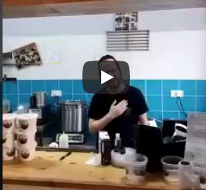 بالفيديو  ..  مستوطن صهيوني يلجأ للقرآن الكريم بمطعمه للتصدي لكورونا