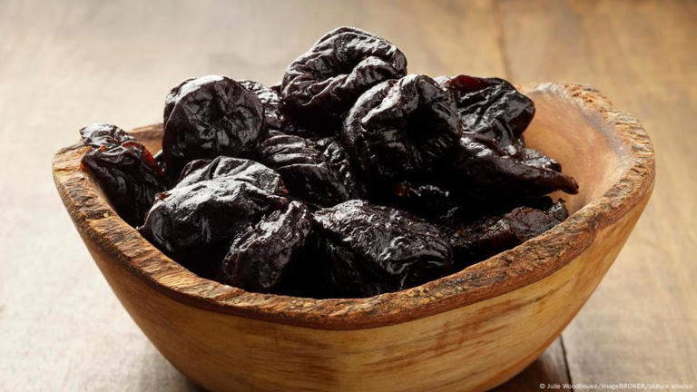 البرقوق المجفف ..  كيف يؤثر على ضغط الدم والكوليسترول؟