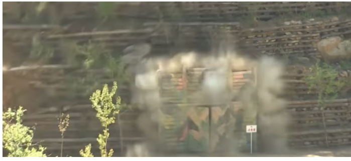 بالفيديو ..  تفجير موقع للتجارب النووية في كوريا الشمالية ..  بنوه في قلب جبل سُوّي جزء منه بالأرض