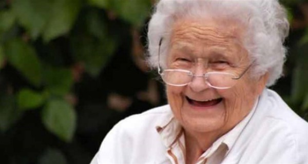 بالصور زوجها البخيل دفن أمواله معه  ..  فتصرفت بطريقة "ذكية" جدا 