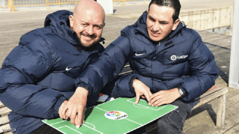 في حدث مؤثر ..  برشلونة يحقق حلم مشجع كفيف وأصم