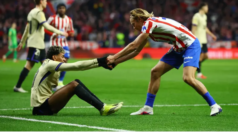 "الصائم" لامين يامال أمام تحدٍ جديد ..  4 مباريات تنتهي قبل وقت الإفطار