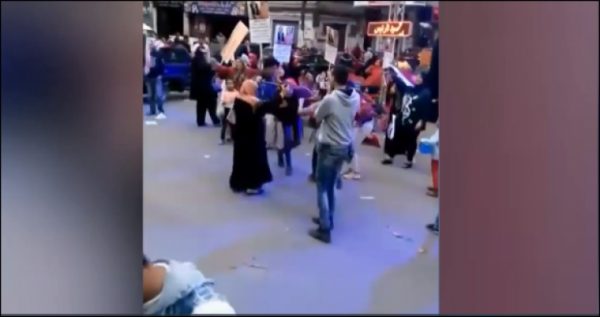 بالفيديو : لحظة وفاة سيدة مصرية أثناء رقصها أمام إحدى لجان الإنتخابات