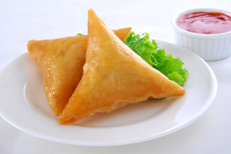 سموم تهدد الصحة ..  مختصون: السمبوسك والقطايف خطر على القلب والمعدة