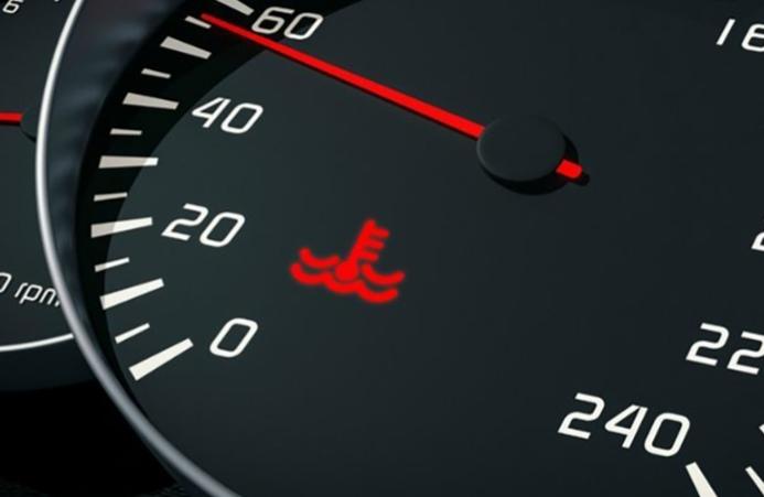 علامات على لوحة العدادات تنذرك بالتوقف فورا عن القيادة