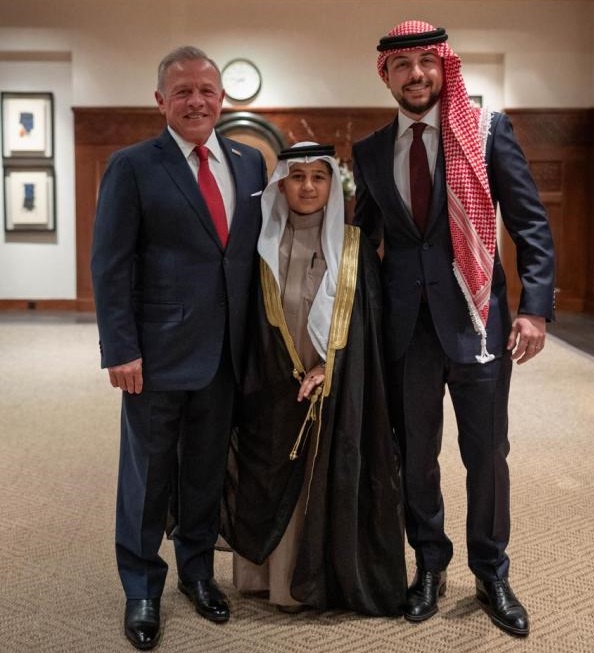 ابتسم له الملك ..  من هو بشار الذي أشعل الأمل في حفل الاستقلال؟  ..  فيديو 