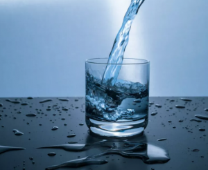 تفسير حلم الشرب من ماء زمزم في منام العزباء