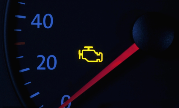 إضاءة لمبة فحص المحرك: متى تكون جرس إنذار ومتى تكون طبيعية