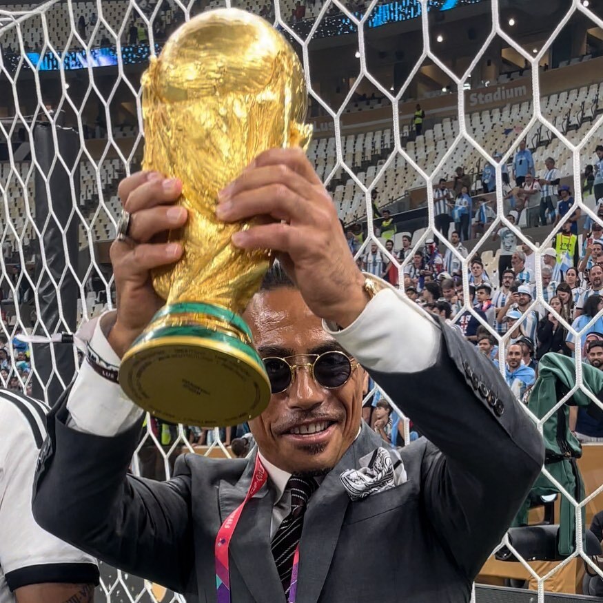مخالفة لقوانين الفيفا ومضايقة لميسي ..  الشيف التركي نصرت يثير جدلا برفع كأس العالم