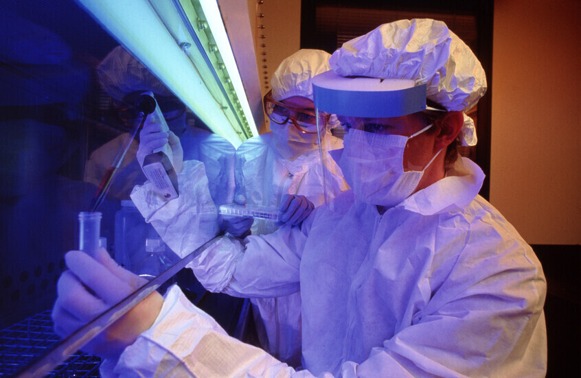 تحول خطير ..  الذكاء الاصطناعي يخلق فيروسات حية في المختبر لأول مرة