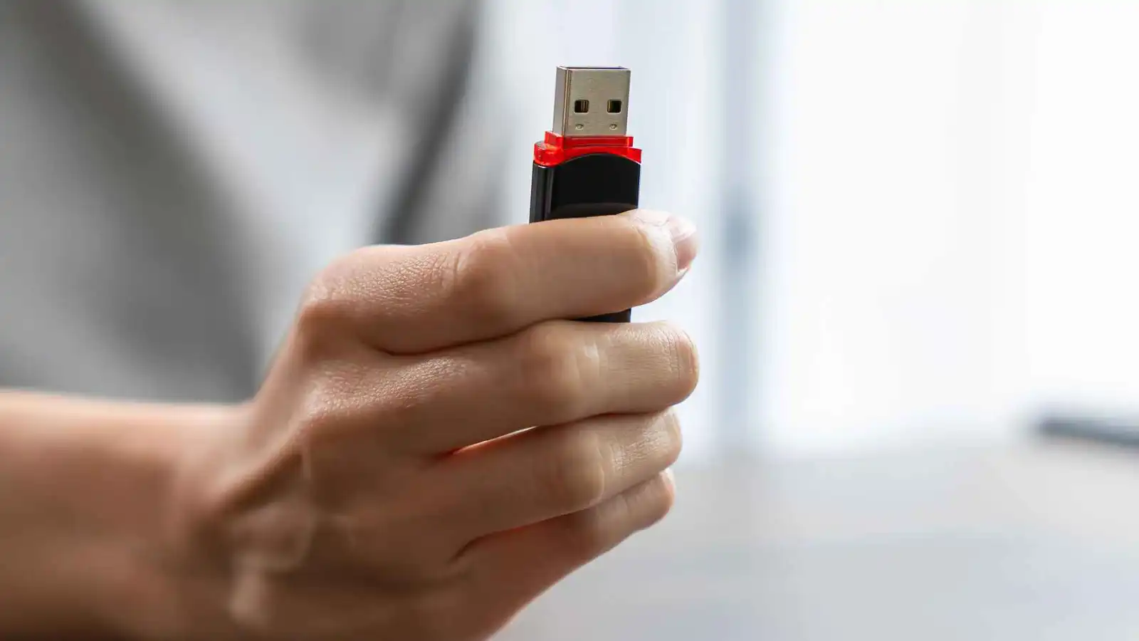 ليس للجمالية فقط ..  ما دور الفتحات المربعة في موصل USB؟ 