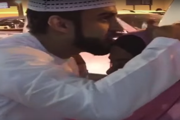 بالفيديو ..  إماراتي يودّع خادمته أثناء عودتها لبلدها وهي لا تعرف بموت زوجها