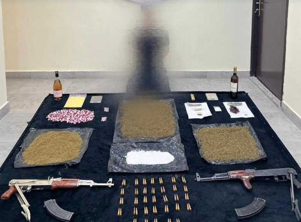 الكويت ..  ضبط شخص بمواد مخدرة وسلاحين كلاشنكوف