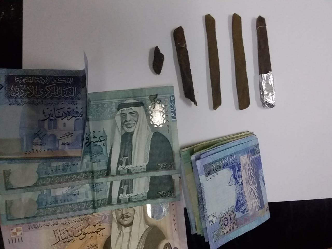 بالصور  ..  ضبط مروج للمواد المخدرة عبر واتساب  ..  "تفاصيل"