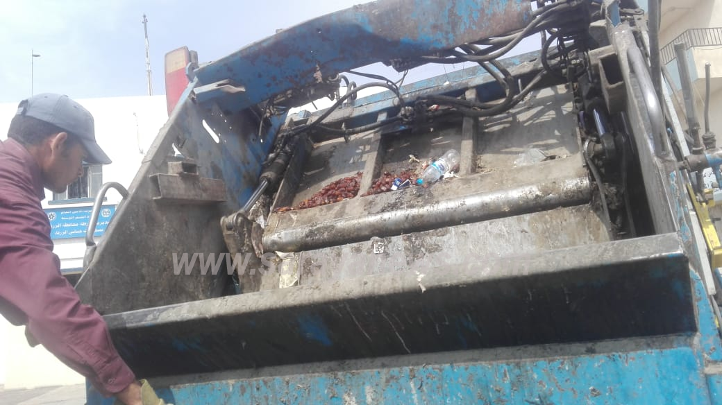 بالصور  ..  بلدية الزرقاء تتلف (3) أطنان مواد غذائية بسبب وجود حشرات وجرذان داخل مستودع 