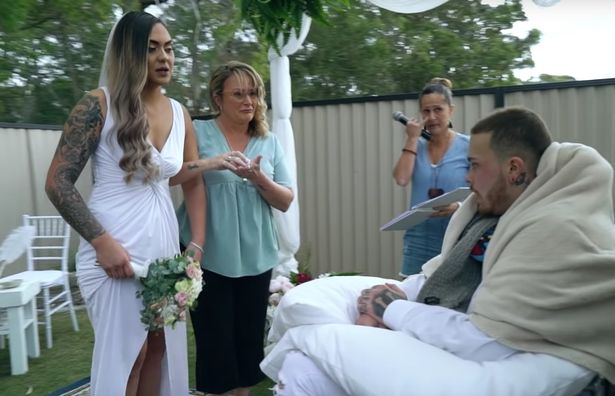 نيوزلندية تتزوج من حبيبها قبل وفاته بيوم واحد 
