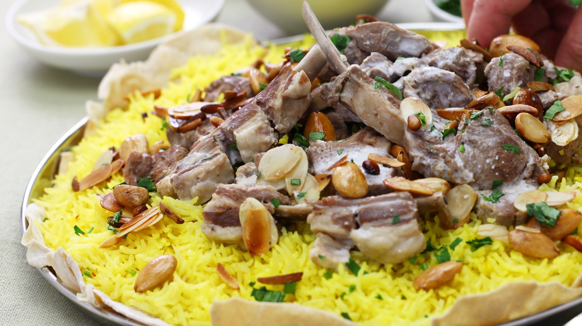 تفسير رؤية أكل المنسف في المنام