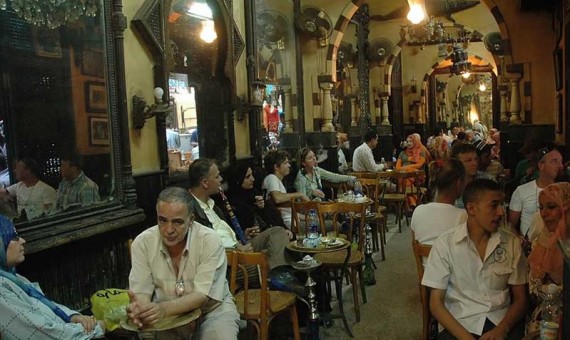 الحكومة المصرية تعلن إغلاق المتاجر والمراكز التجارية والمقاهي من الساعة 9 مساء يوميا لمدة اسبوعين