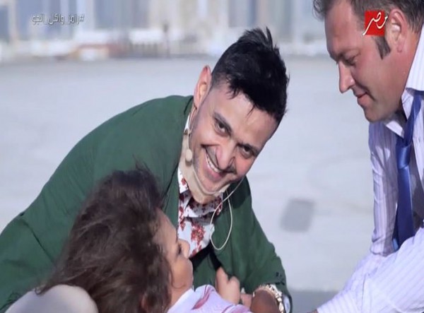 بالفيديو ..  لوسي تصاب بحالة هستيرية وتبصق في وجه "رامز جلال"