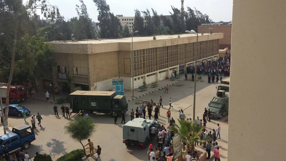 بالصور : الجيش المصري يقتحم جامعة المنصورة