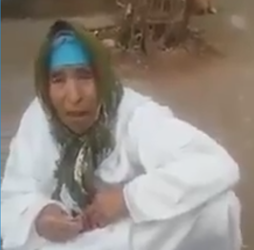 بالفيديو ..  شاب يرمي والدته في الطريق بالتعاون مع زوجته