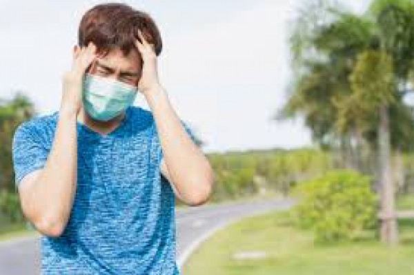  طبيب أمراض معدية يوضح أسباب (صداع الكمامة)