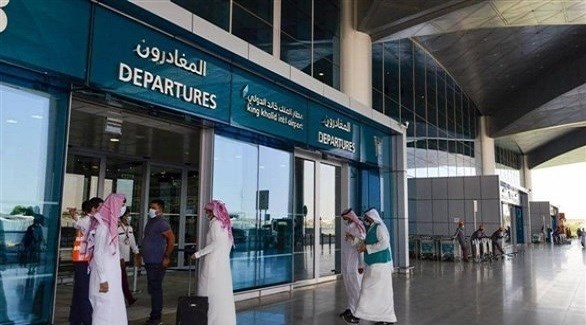 آلاف السعوديين يغادرون المملكة بعد 16 شهراً من تعليق السفر بسبب كورونا