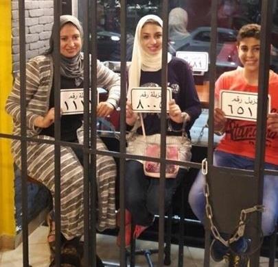 مصري يفتتح مطعم على هيئة سجن والزبائن يأكلون في زنازين  ..  وهذه هي أسماء وجباته الغريبة .. صور 