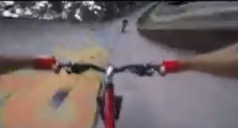 بالفيديو  ..  لحظة سقوط راكب دراجة هوائية من فوق مرتفع صخري