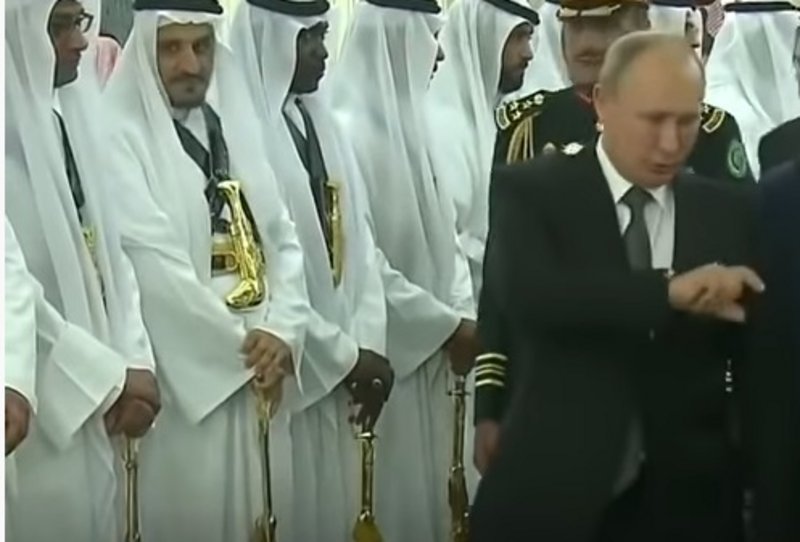 بالفيديو ..  "بوتين" يعجب بسلاح تراثي سعودي ..  والملك يأمر بعرضه عليه فورًا
