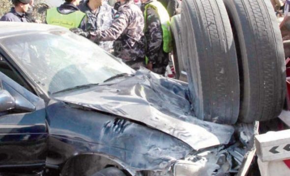 الزرقاء : وفاة عشريني وإصابة 4 بحادث سير بين شاحنة نقل وبكب في منطقة الحلابات 