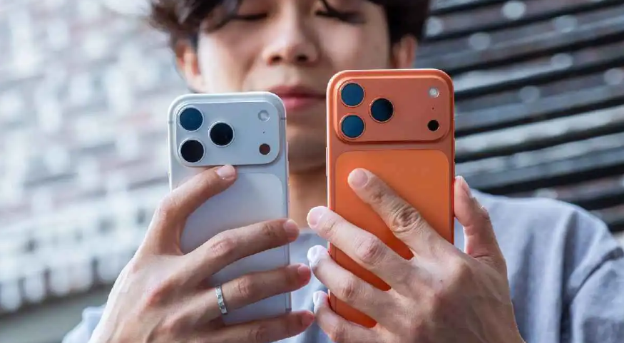 ميكروفون خفي في هاتف آيفون ..  ما الغرض من الثقب الصغير بجانب الكاميرا؟ 