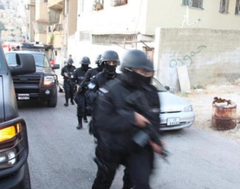  عمان : القبض على مطلوب خطير بحوزته سلاح ناري بعد كمين و مقاومة شديدة 