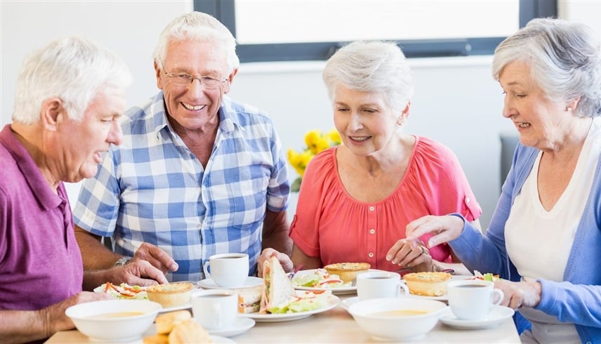 دراسة تحذر كبار السن من تناول الأكل بمفردهم 