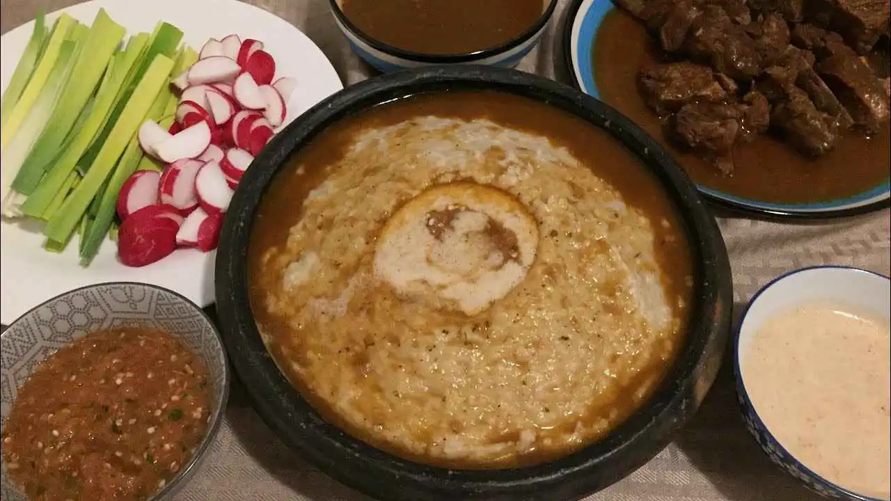 "العصيد" ..  وجبة يمنية تجمع بين موائد الأغنياء والفقراء في رمضان 