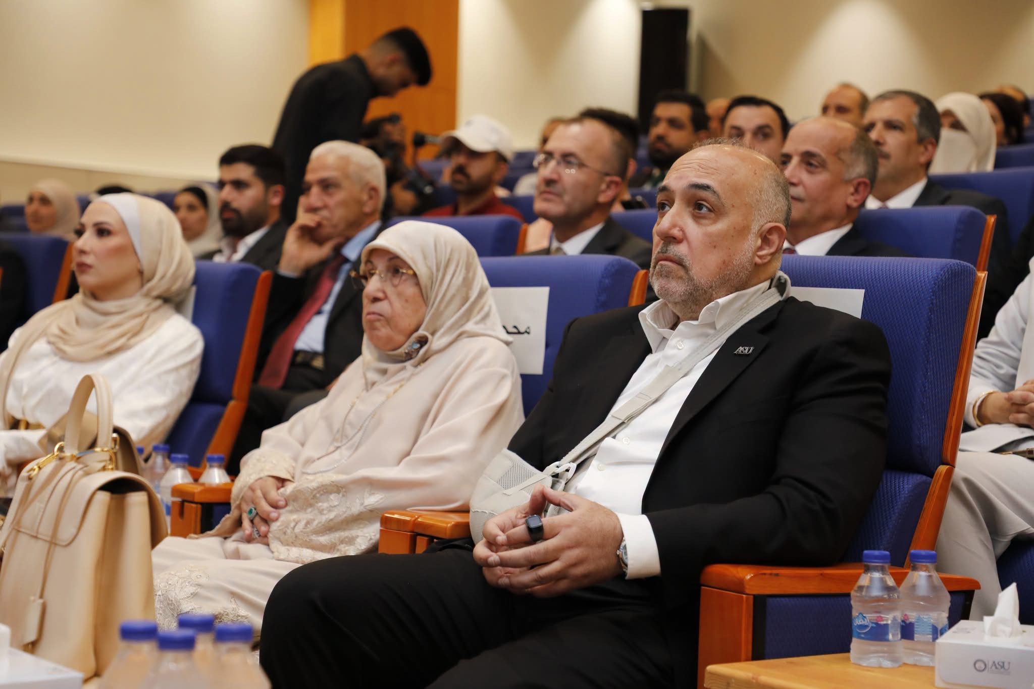الحاجة "أم هيثم" تجمع أبناء العلوم التطبيقية بعد أن كبروا في مواقع الإنجاز 