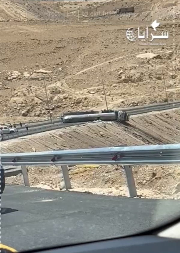 بالفيديو ..  انقلاب صهريج محمل بمواد كيماوية على طريق النقب الصحراوي - العقبة 