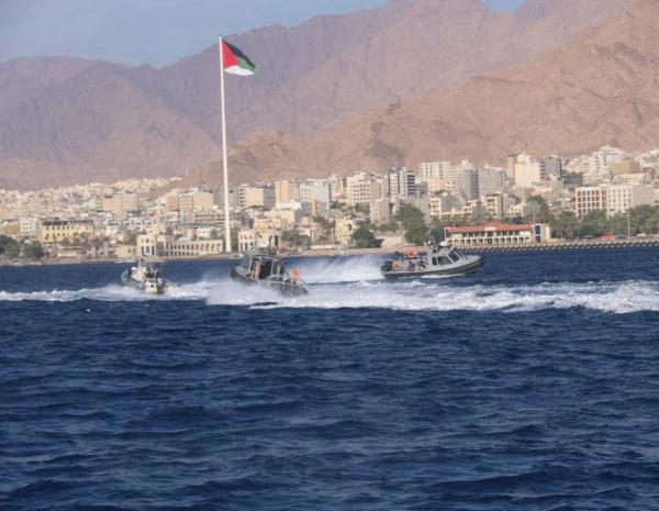 إنقاذ 3 أشخاص غرقت بدالتهم المائية في العقبة