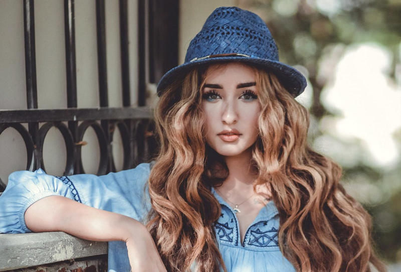 بالفيديو ..  هل تعرضت هنا الزاهد للعض من نسناس؟ 