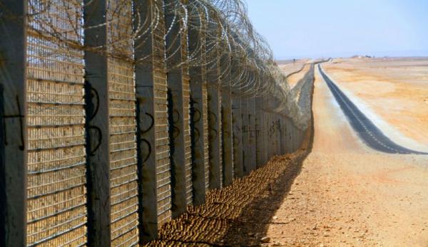 فجوة في السياج  ..  اسرائيل تتقصى أثر عملية تسلل من الأردن