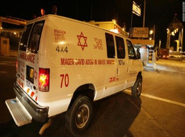 تل أبيب: إلقاء فلسطيني مصاب بالشارع حتى وفاته