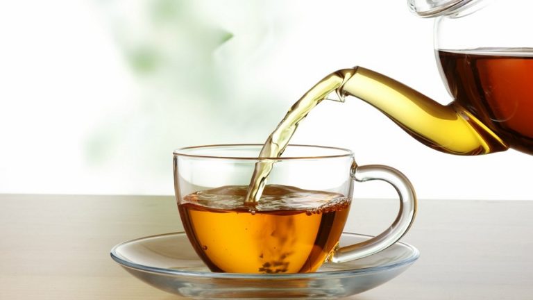 برًّا بأمها صنعت الشاي ..  فحُكم عليها بالسجن لأشهر