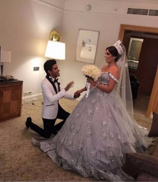 الفنانة إسراء عبد الفتاح تُحرج والدتها أمام معازيم حفل زفافها