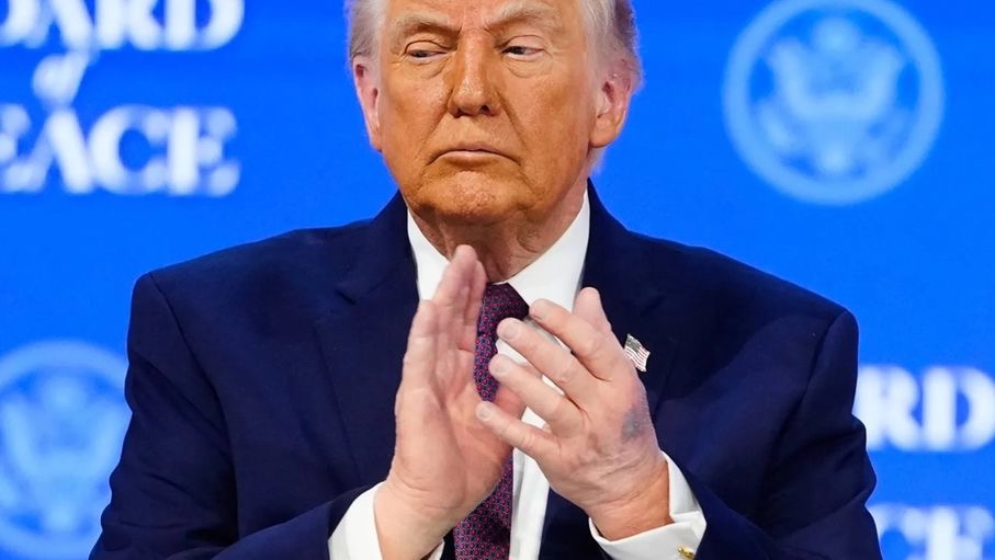 ترمب يرجع كدمة جديدة على يده لتناول الأسبرين